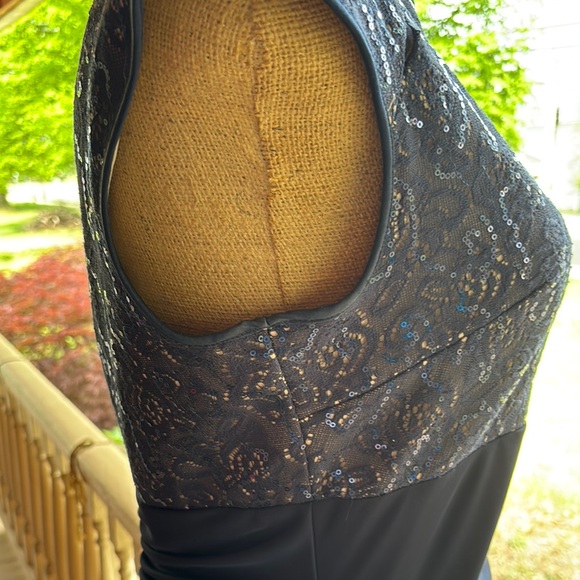 Elegant Blue Sleeveless Dress - Picture 6 of 7